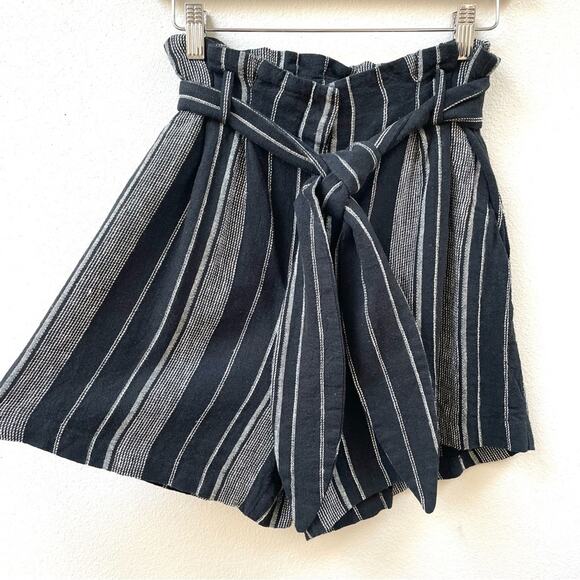 H&M Linen Blend Paperbag Shorts w Pockets in Black & White Pinstripe Women's 2 - Picture 1 of 6